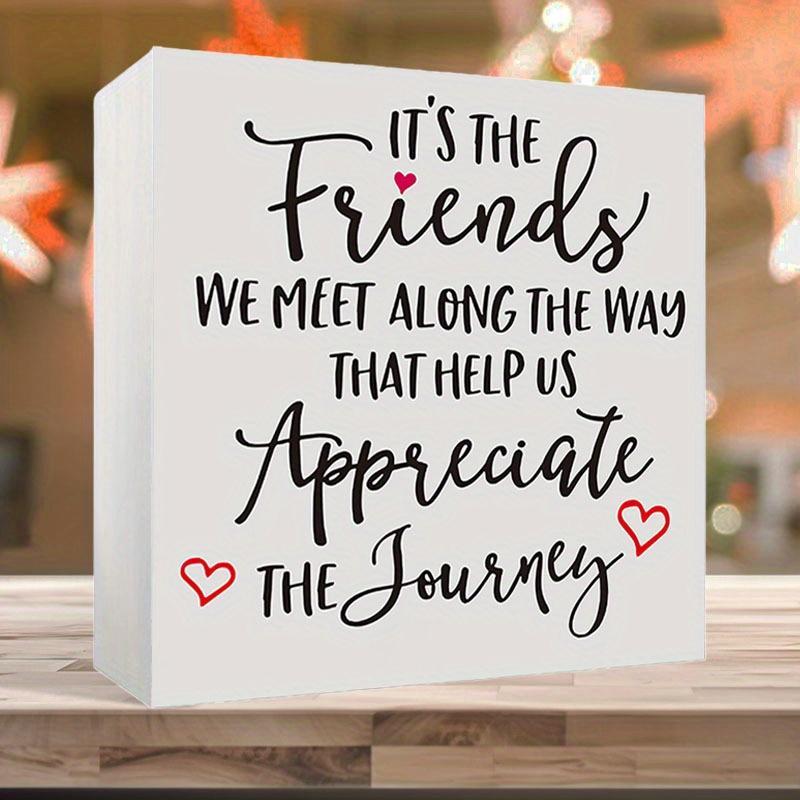 It's The Friends We Meet Along The Way PVC Sign, 1 Count Friendship Themed Desktop Bookshelf Decoration, Home Decoration, Office Mini Ornaments