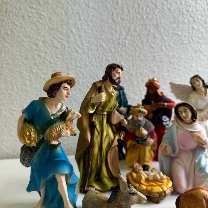 Small 11 pcs nativity set colorful 7 in