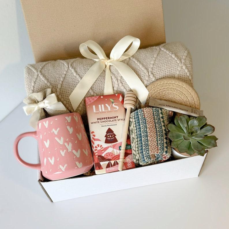 Christmas gift box, Hygge gift box for her, Care package for her, Gift baskets for women, Birthday Gift box with blanket, Gift box for women